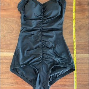 Black slimming 1-piece swimsuit* Springbreak time* SF home* size 10* super cute